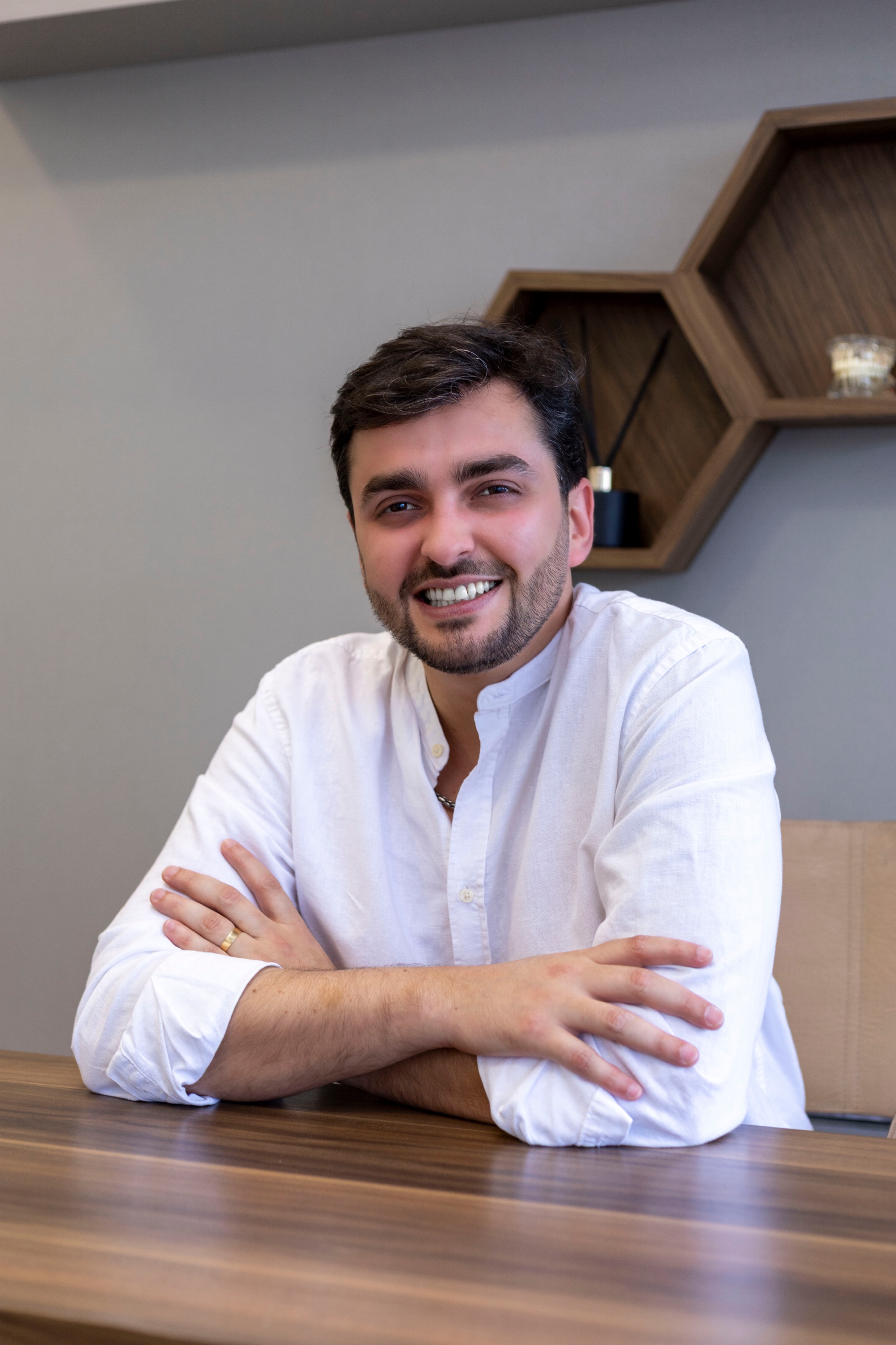 Profissional da Clareá Odontologia sentado e sorrindo no ambiente da clínica